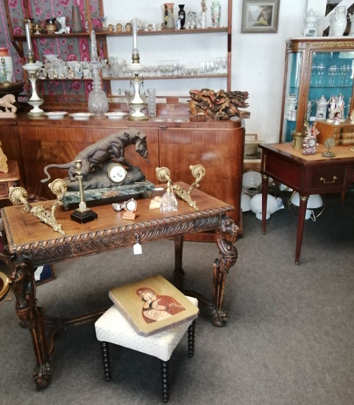 Meubles anciens sculptés, pendules, verrerie et objets décoratifs sélectionnés par Débarras de l’Ouest.