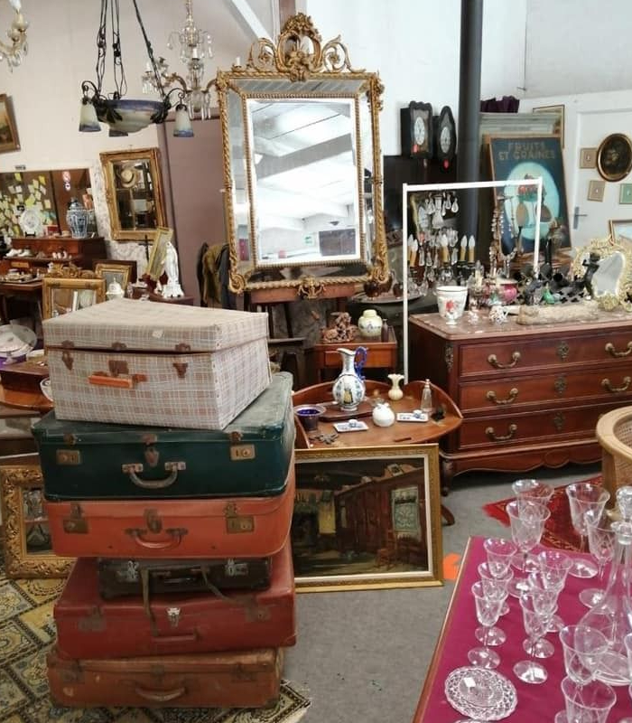 Sélection d’objets de brocante avec maquette de paquebot, mobilier ancien et décorations marines chez Débarras de l’Ouest